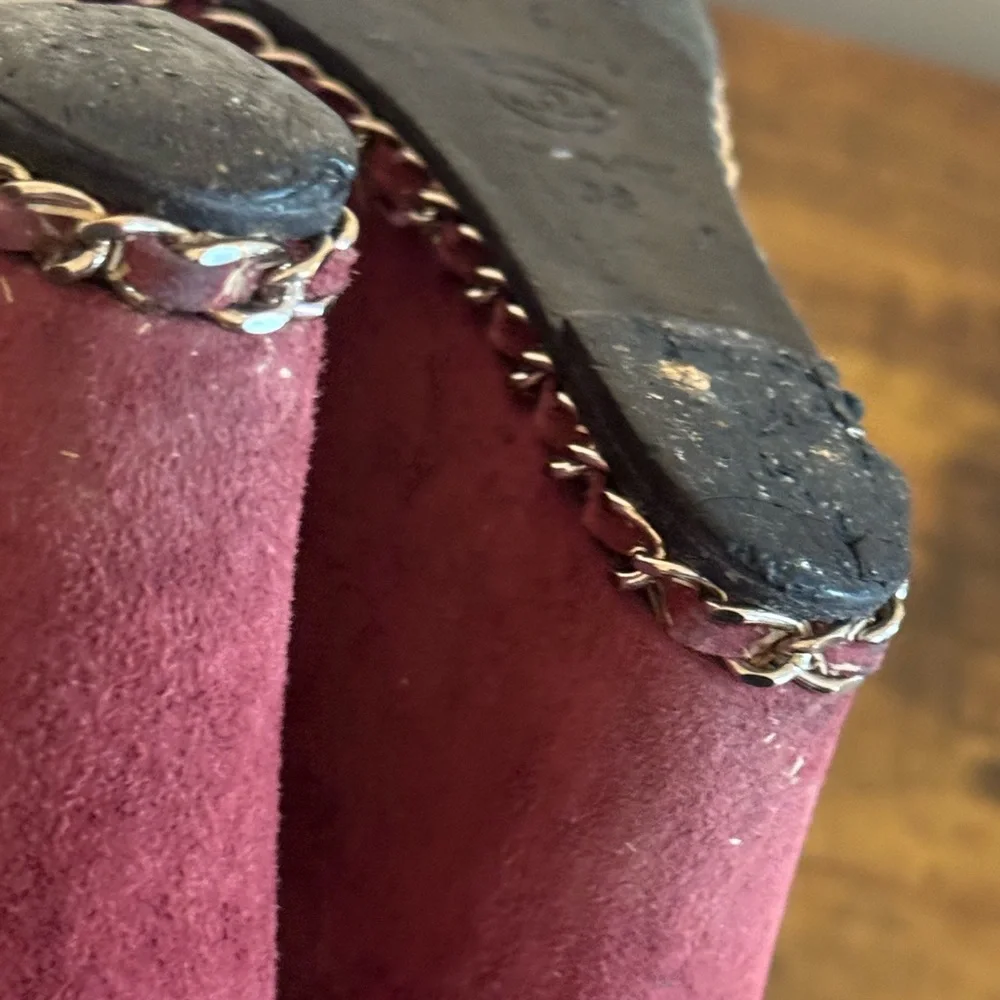 CHANEL Burgundy and Black Suede Cap-Toe Chain-Trim Pumps Size 38 - Picture 10 of 11